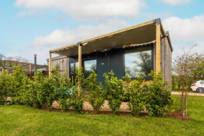 The Reef - Unique Hot Tub Cabin in Millport